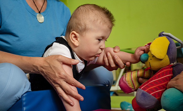 minimalist illustration of a human head with speech bubbles indicating communication and thought 8 key concepts of conversation